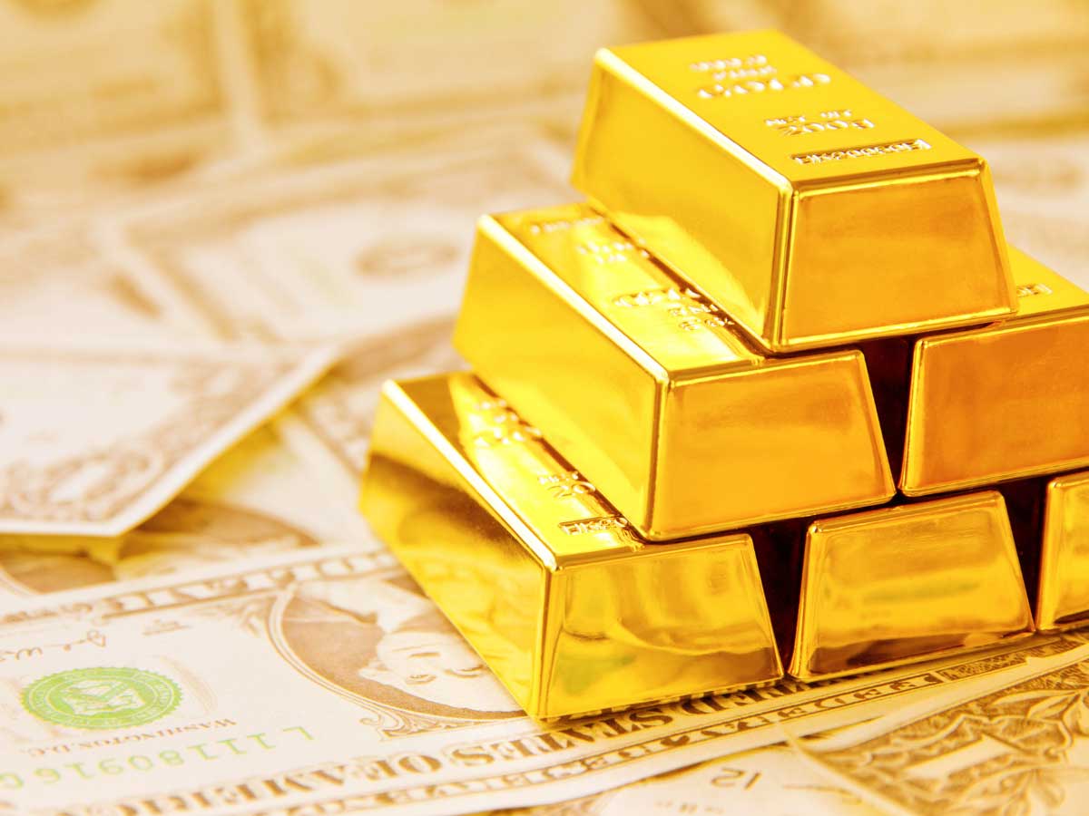 黃金磚堆疊在鈔票上